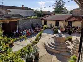 Sveto_na_Krasu_z_Glasbeno_skupina_citer_in_kitar_drustva_Lipa